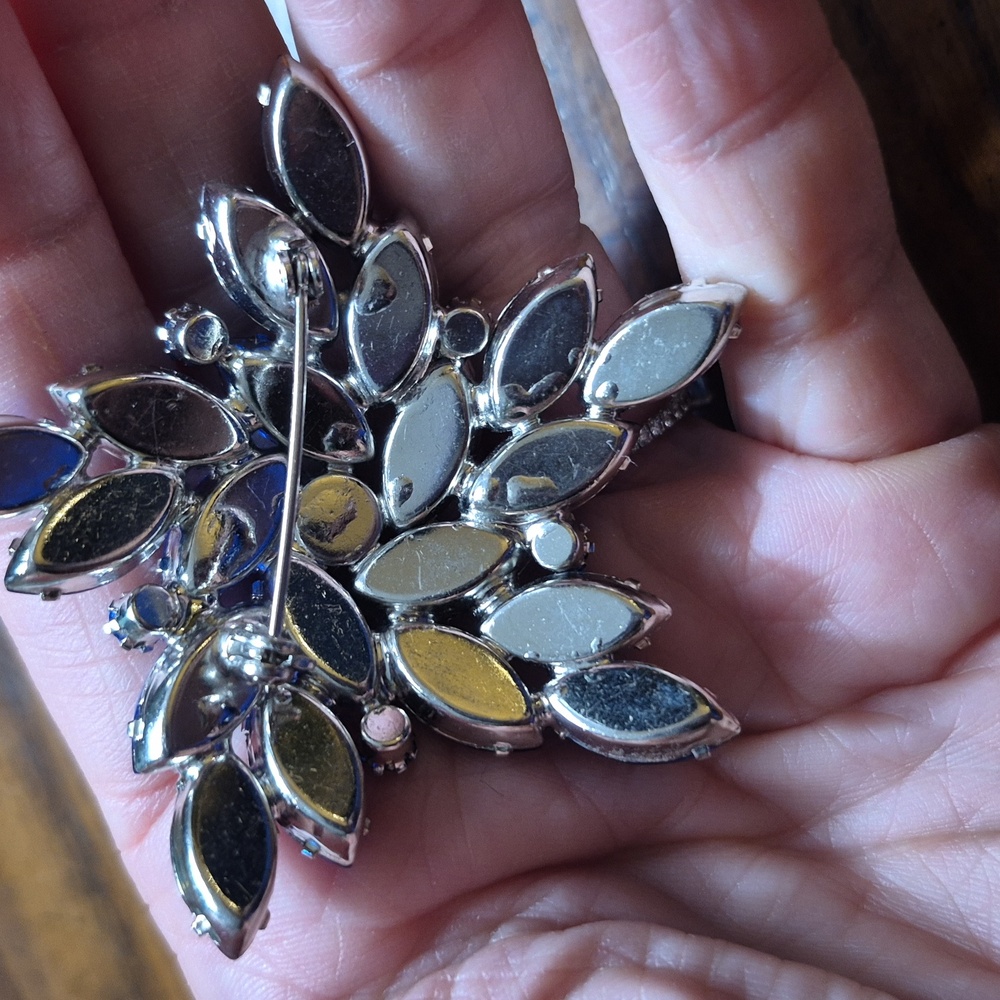 Vintage Blue Juliana Style Rhinestone Brooch Prong Set Flower Snowflake Star - Picture 5 of 5